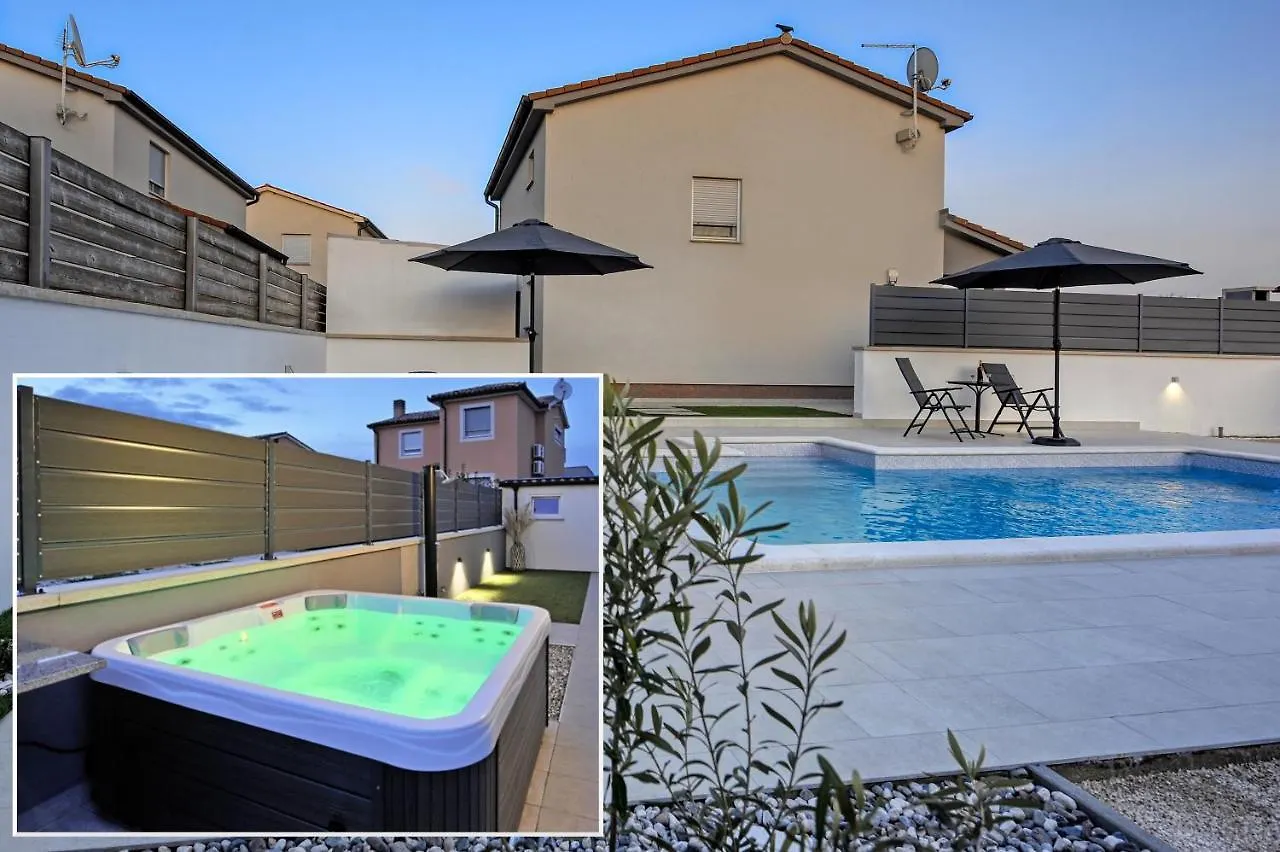 Casa Tara Three-Bedroom Holiday Home Pula