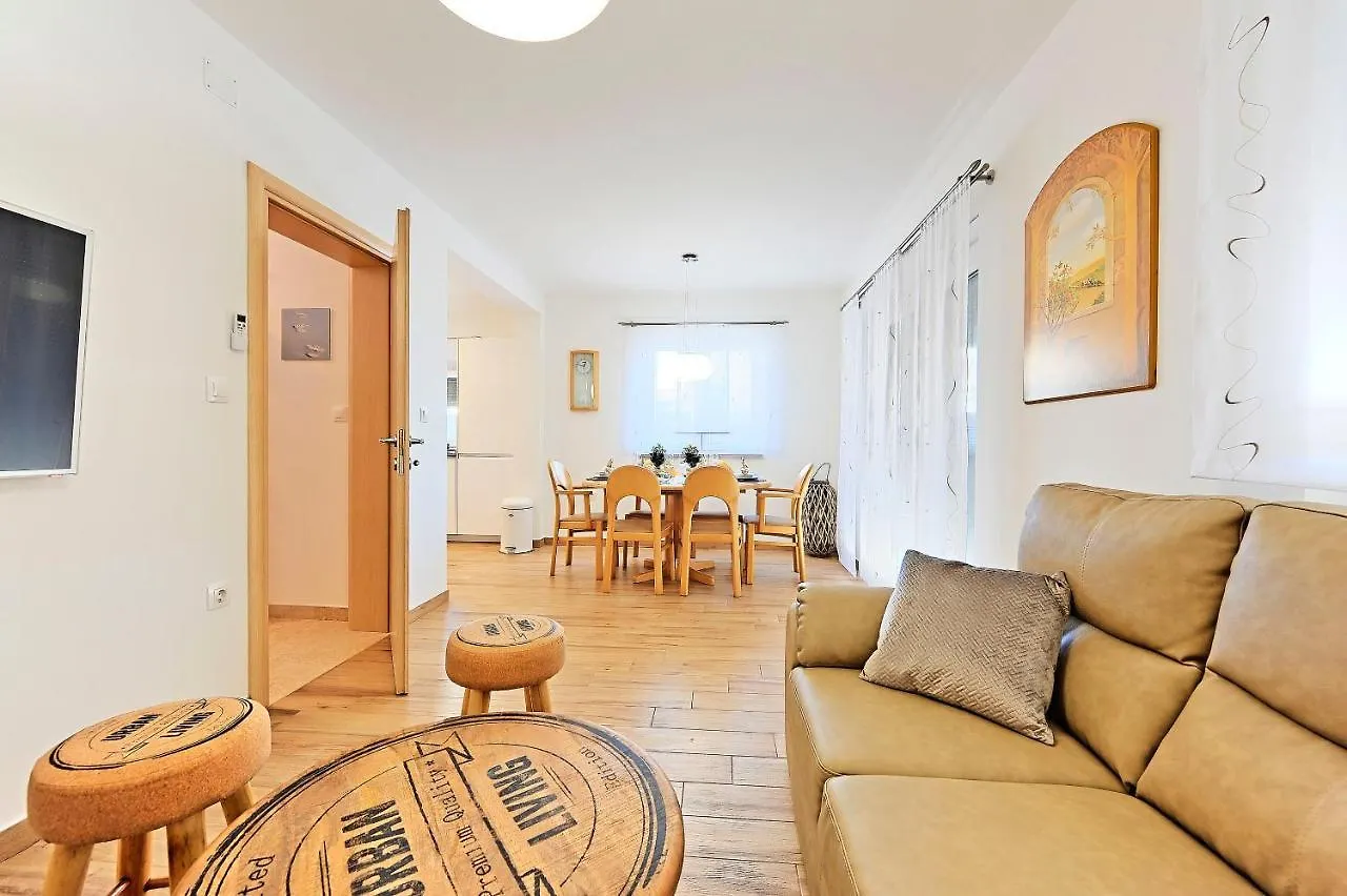 Casa Tara Three-Bedroom Holiday Home Pula 0*,  Kroatien