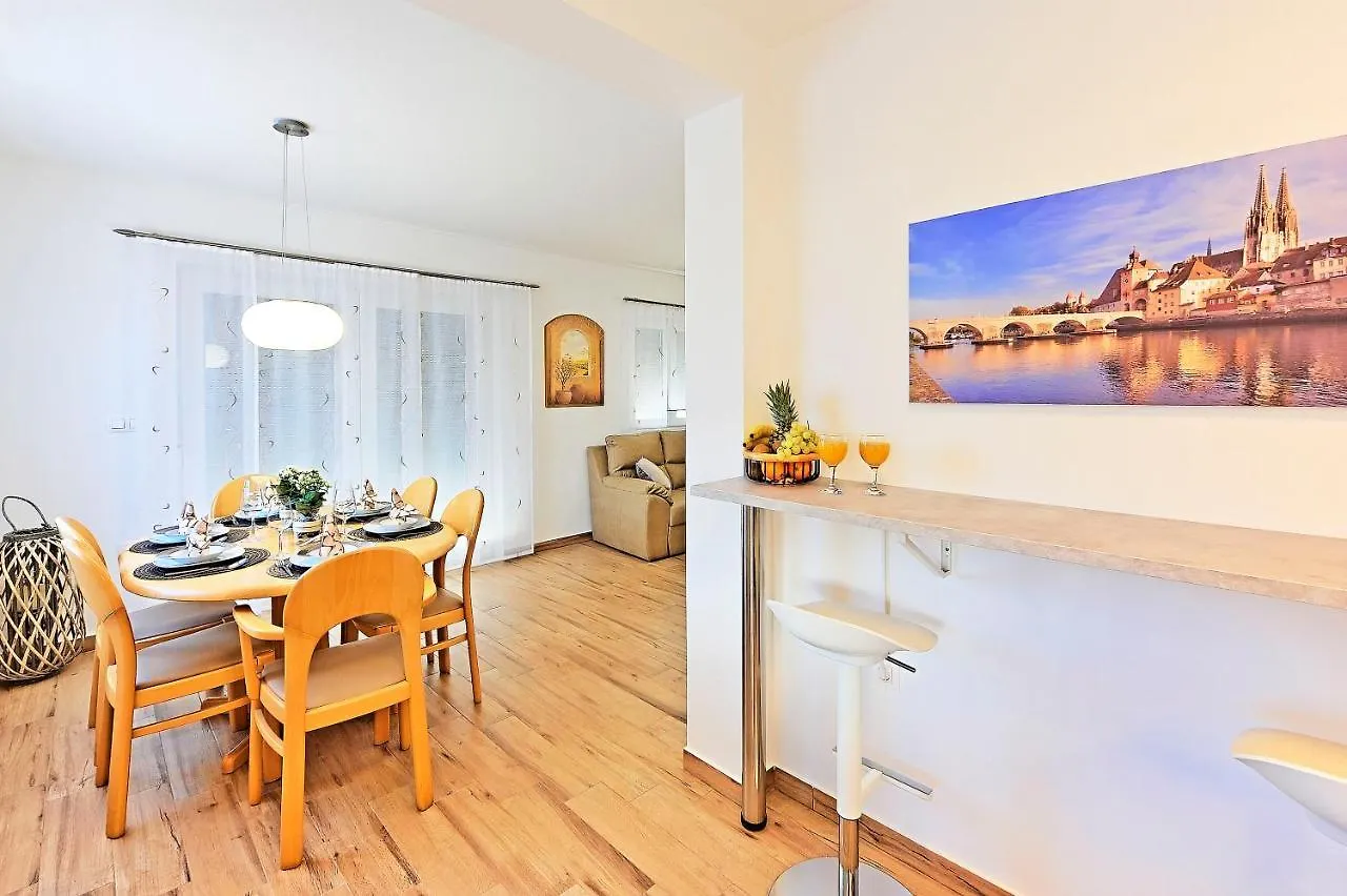 Casa Tara Three-Bedroom Holiday Home Pula 0*,  Kroatien