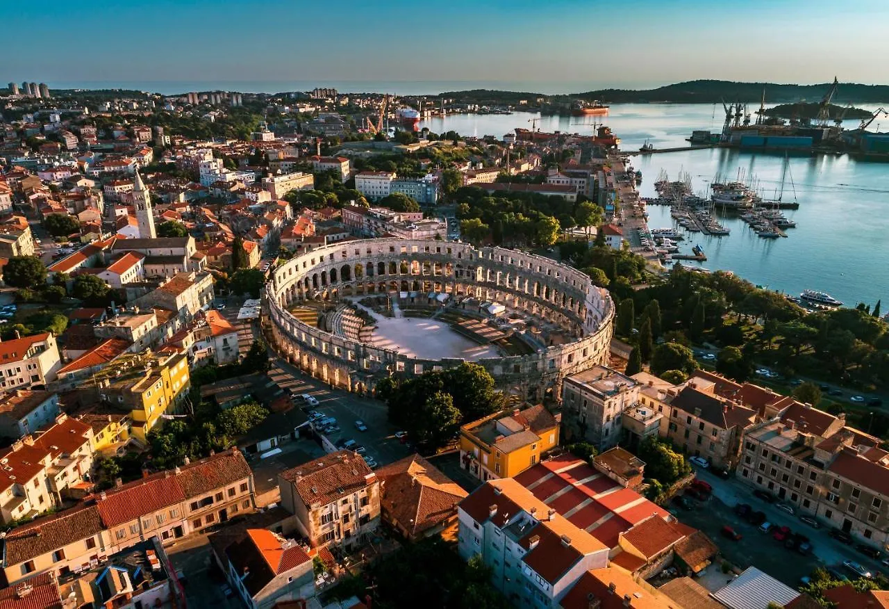 Casa Tara Three-Bedroom Holiday Home Pula 0*,